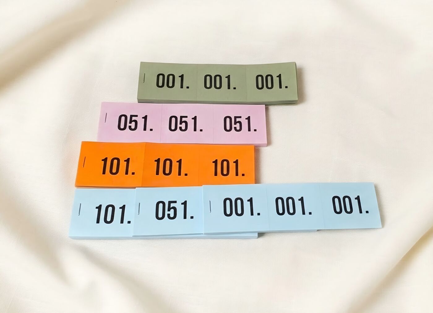 Sorszámozott tombola tömb, mikroperforált